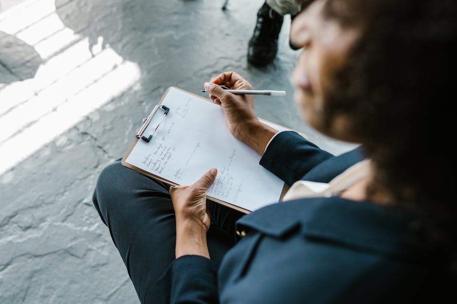 Psychologist taking notes during therapy session - Bulk billing psychologist Richmond Psychologist taking notes during therapy session - Bulk billing psychologist Richmond